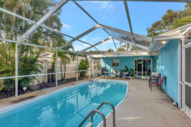 Building Photo - 3 BEDROOM 2 BATHROOM POOL HOME LOCATED IN ST. PETERSBURG