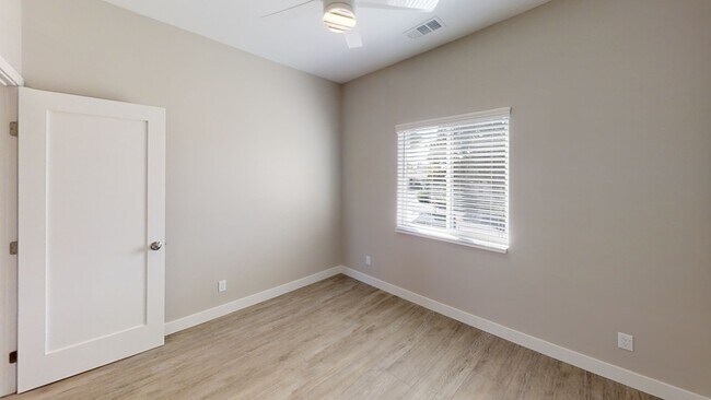 Building Photo - 4BD/2BA, Private Yard!