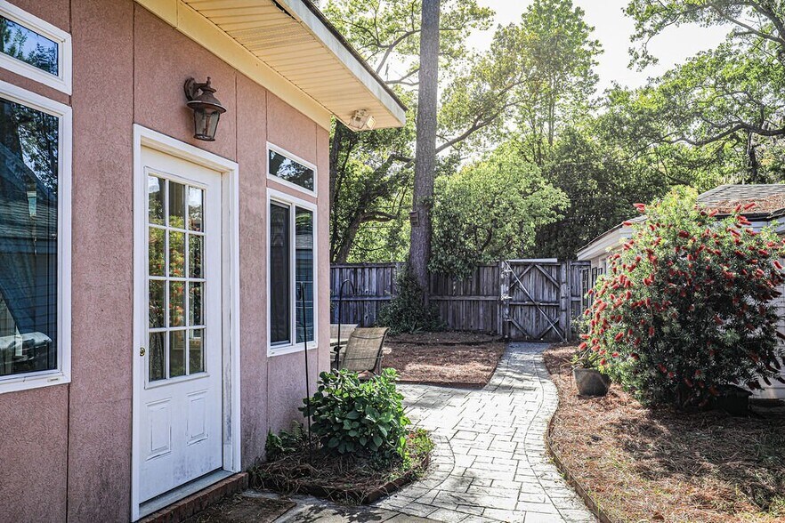 Building Photo - 5415 Speir St