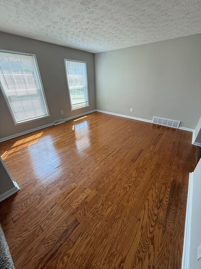 Building Photo - 3-bedroom, 2 full bath duplex in the desirable Lansdowne area offers comfort and convenience.