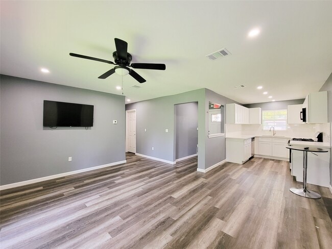 Building Photo - 6327 Mardale Dr