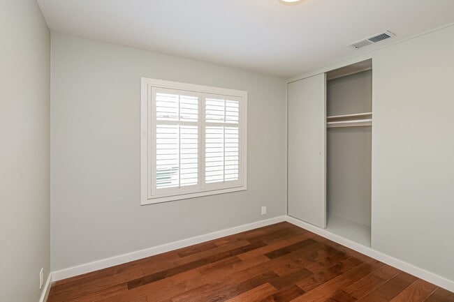 Building Photo - Charming 3BR Home with Spacious Yard in Se...