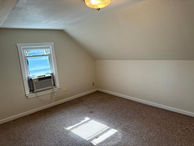 Building Photo - 3 bedroom Kenosha cape cod
