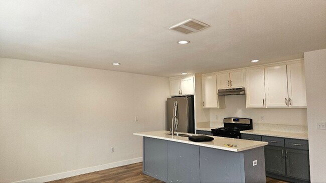Building Photo - 326 E 73rd St