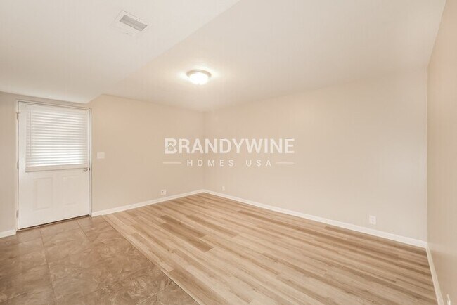 Building Photo - 402 Maple Ave