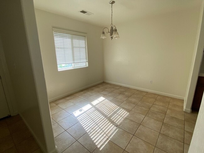 Building Photo - Charming home for rent in Visalia