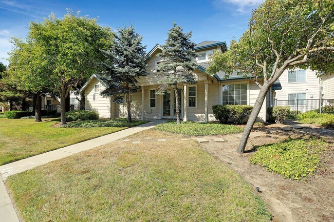 Building Photo - Spacious, Open-Concept 2/2 Condo SSF