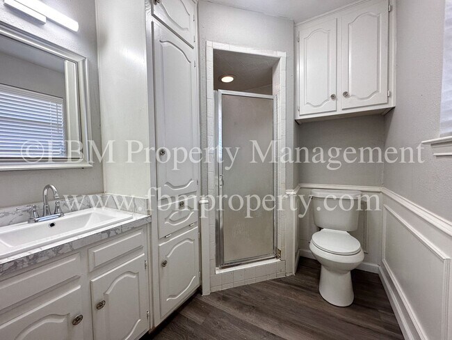 Building Photo - 801 S Wood St