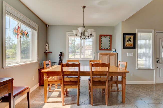 Building Photo - 3 Bed 2 Bath beautiful home on a corner lot in Admirals Cove