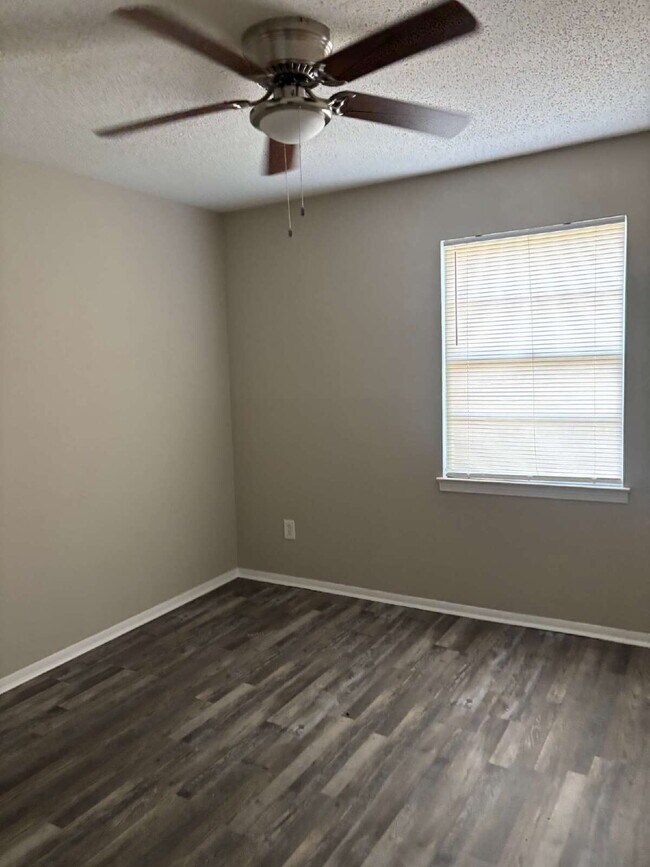 Building Photo - "Charming 3-Bedroom Retreat on Suncrest Drive with Gleaming Hardwood Floors!"