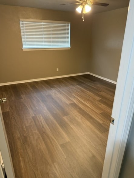 Building Photo - 1806 Camelot Cv