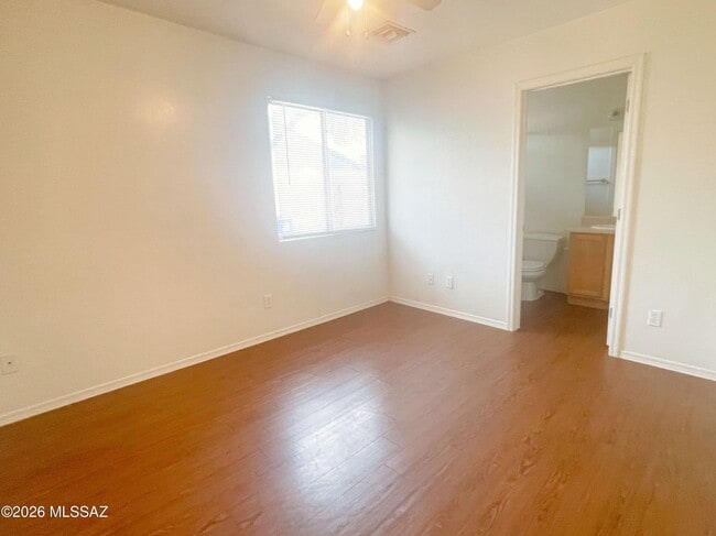 Building Photo - 410 E Linden St