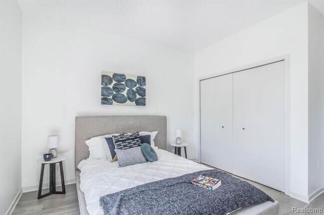 Building Photo - 7410 Kercheval Ave