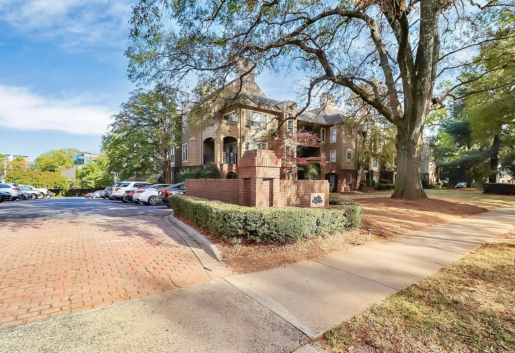 Building Photo - 1109 E Morehead St