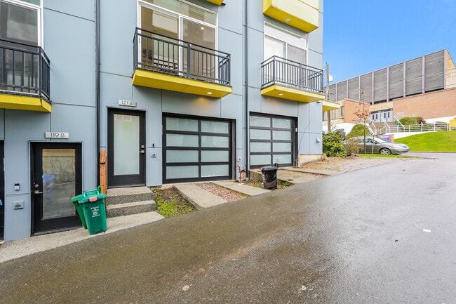 Building Photo - 121A 15th Ave