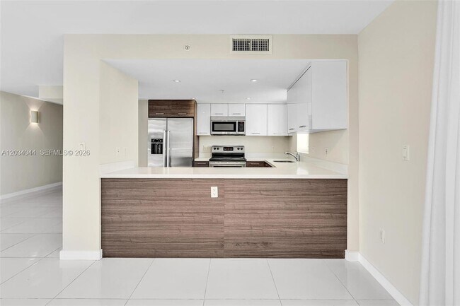 Building Photo - 9901 E Bay Harbor Dr