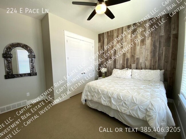 Building Photo - 224 E Pace Ln