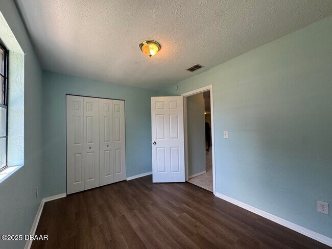 Building Photo - 1561 Sunset Ln