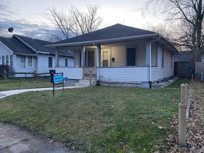 Building Photo - 2 Bedroom 1 bath with fenced in backyard $1200/mo