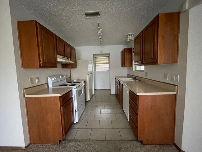 Building Photo - 900 Haynes Dr