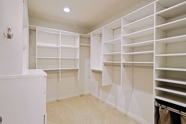 Building Photo - Amazing 4-bedroom + 3-bathroom house in Ma...