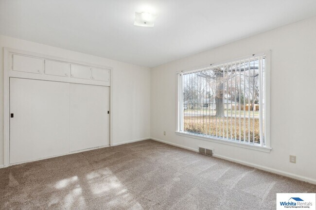 Building Photo - Mid Century Modern Ranch in Eastbourough