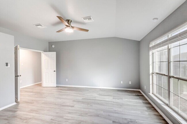 Building Photo - 113 W Deer Horn Pass