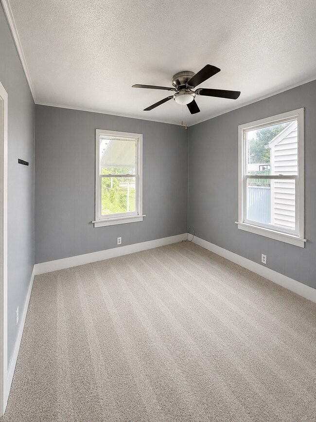 Building Photo - 2 bed 1 bath bungalow