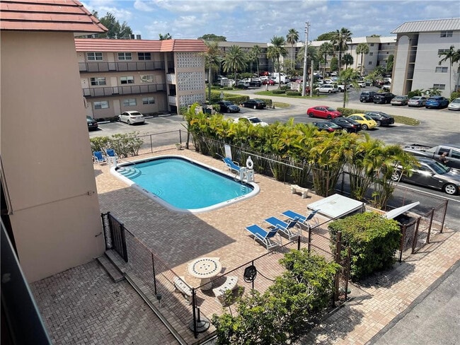 Building Photo - 3930 Crystal Lake Dr