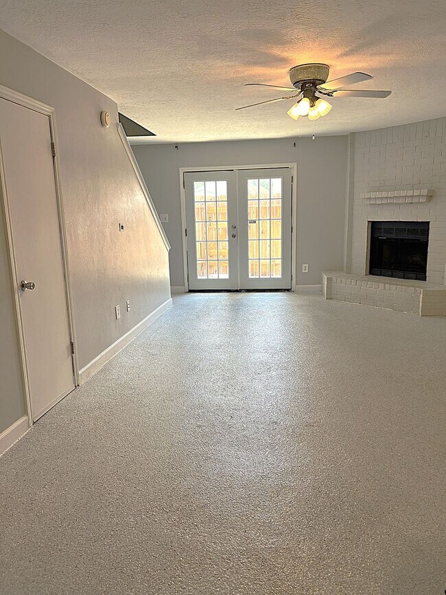 Building Photo - Conveniently Located Humble Townhome