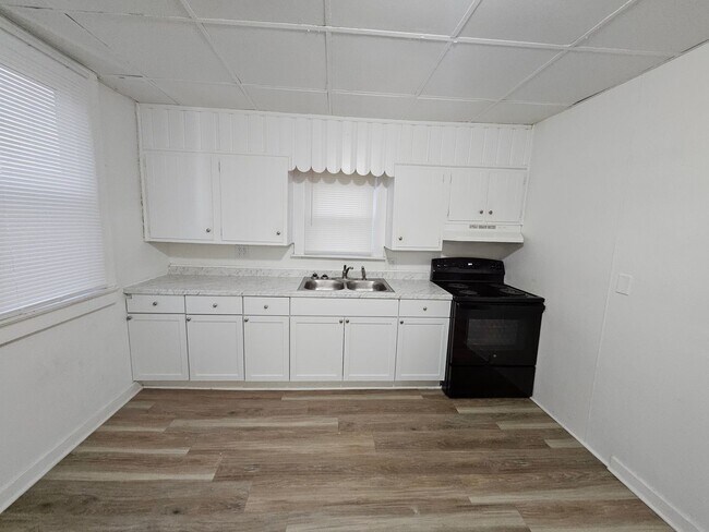 Building Photo - 109 E Eichel Ave