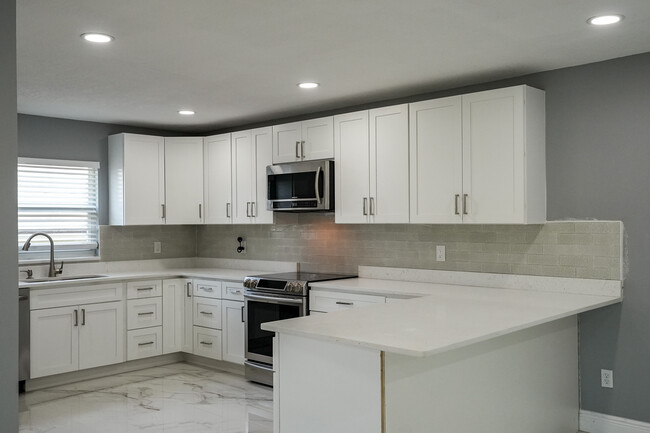 Building Photo - 718 Mendoza Dr