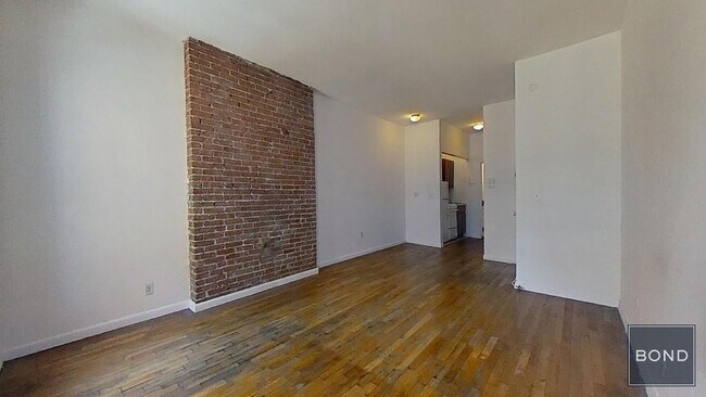 Building Photo - 212 E 85th St
