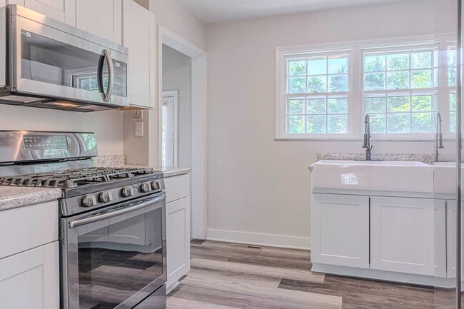 Building Photo - Spacious home for rent!