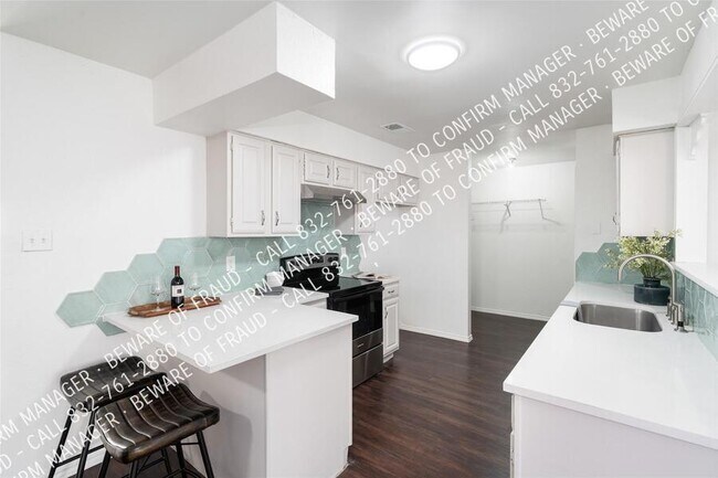 Building Photo - 2420 Majestic Dr