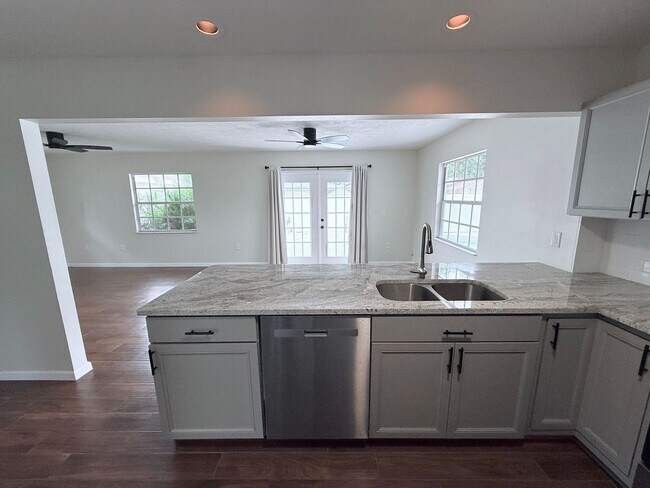 Building Photo - 3-Bed/2-Bath Sarasota Gem: Private Pool & Central Location!!
