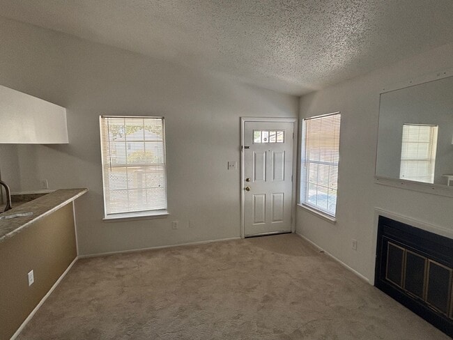 Building Photo - 2 Bedroom, 1 Bath Condo in Virginia Beach