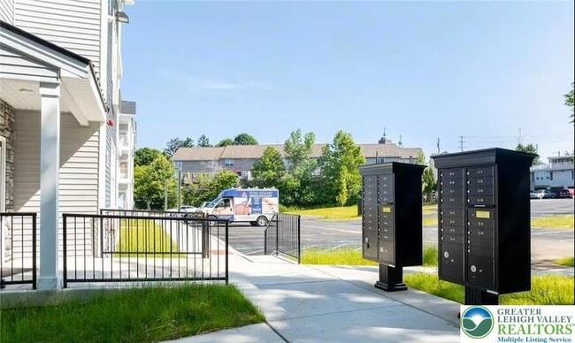 Building Photo - 948 N Front St