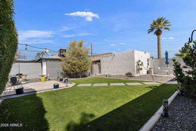 Building Photo - 930 E Whitton Ave