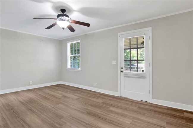 Building Photo - 312 Pineview Ln W