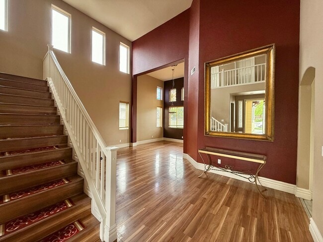 Building Photo - Large Hollister Home