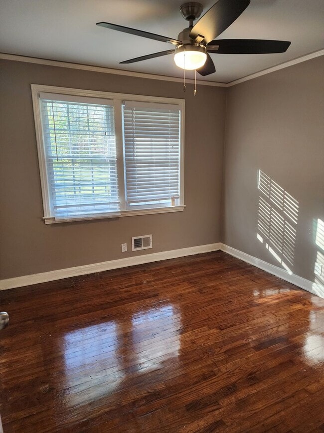 Building Photo - Spacious 4 bedroom 2 bath Will Not last long!