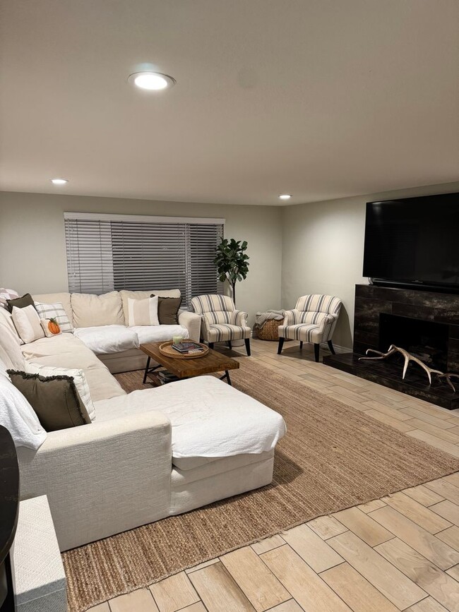 Building Photo - Charming 2-Bedroom, 1.5-Bath Apartment with Private Yard and 1 Car Garage