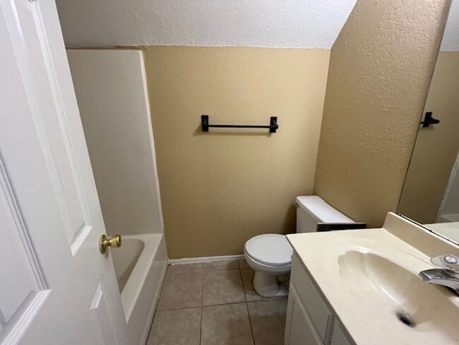 Building Photo - Renovated 4 Bedroom 2 Bath Home for Rent!