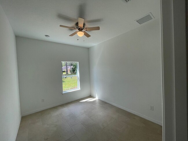 Building Photo - Like new 4/2/1 with screened in porch