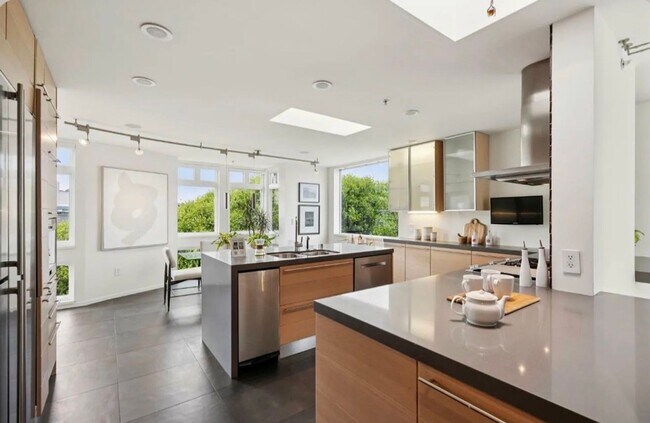 Building Photo - One-of-a-Kind Sophisticated Top-Floor Cond...