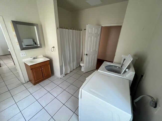 Building Photo - Large 4 bedroom house east of campus for A...