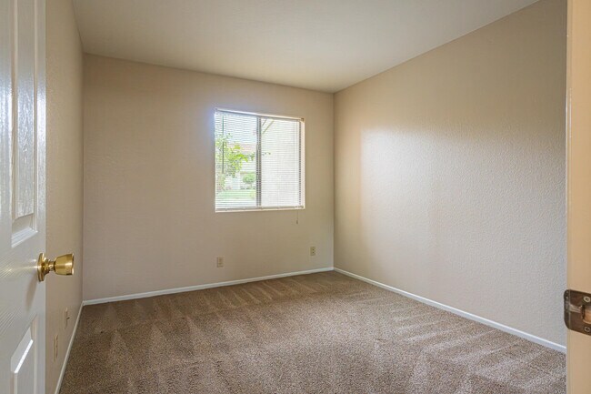 Building Photo - 450 Tava Ln