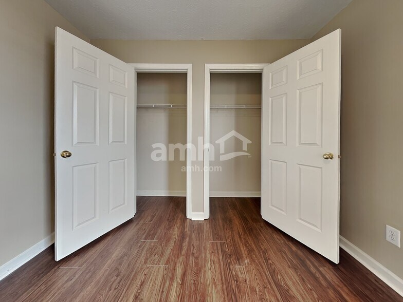 Building Photo - 3345 Crestwell Dr