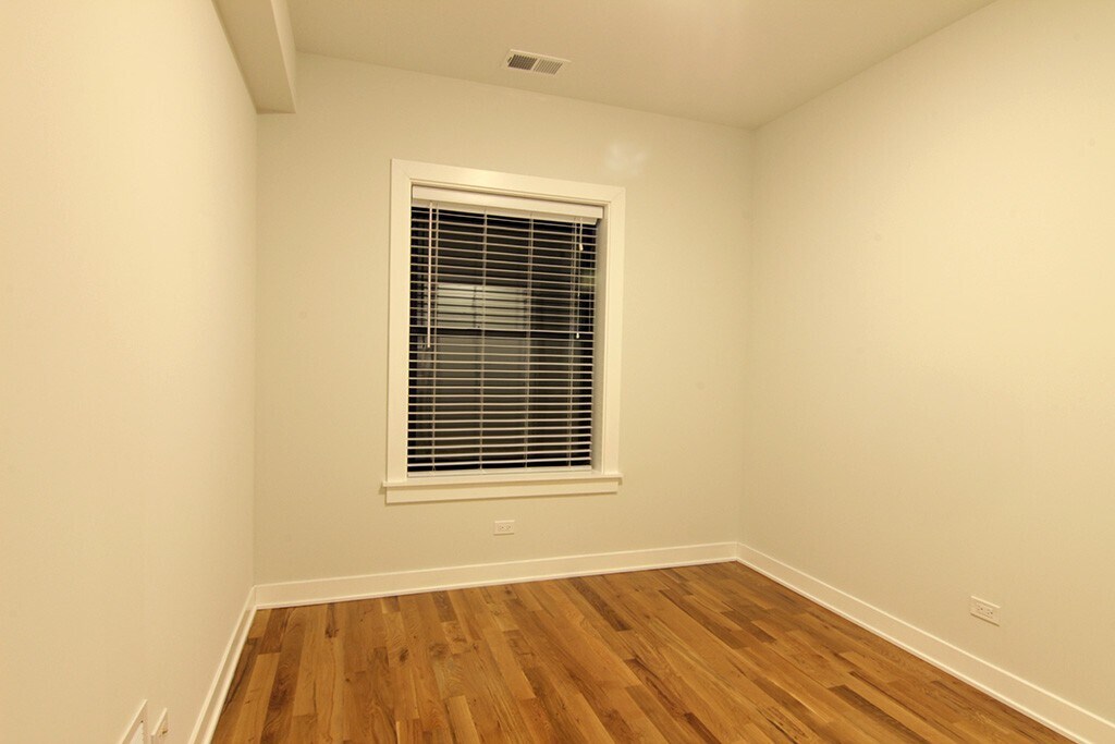 Building Photo - 2224 W Eastwood Ave